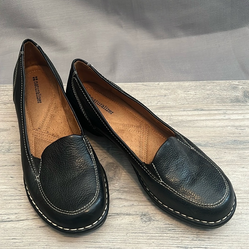 8.5 like new black naturalizer “shane”.